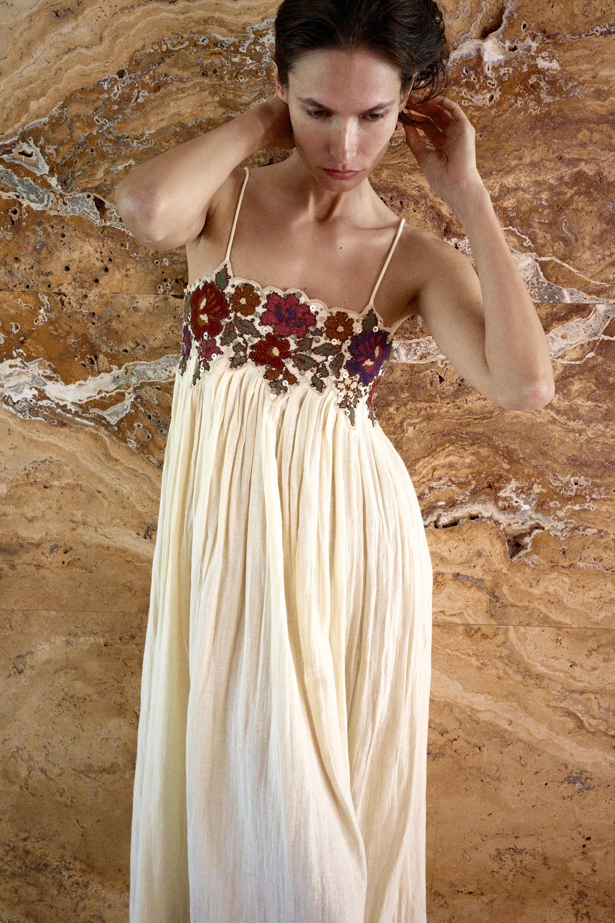 ROBE À BRETELLES BRODÉE PAILLETTES